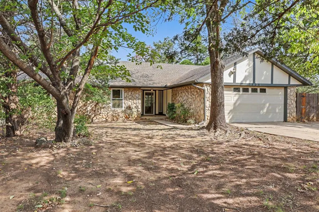Front exterior — 3905 Green Oaks Way, Edmond, OK 73034