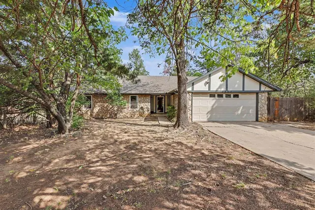 Photo 2 — 3905 Green Oaks Way, Edmond, OK 73034