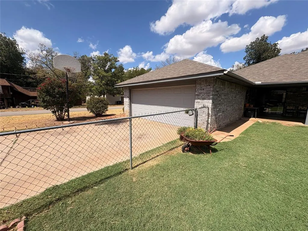 Photo 37 — 1327 W Kansas Avenue, Chickasha, OK 73018