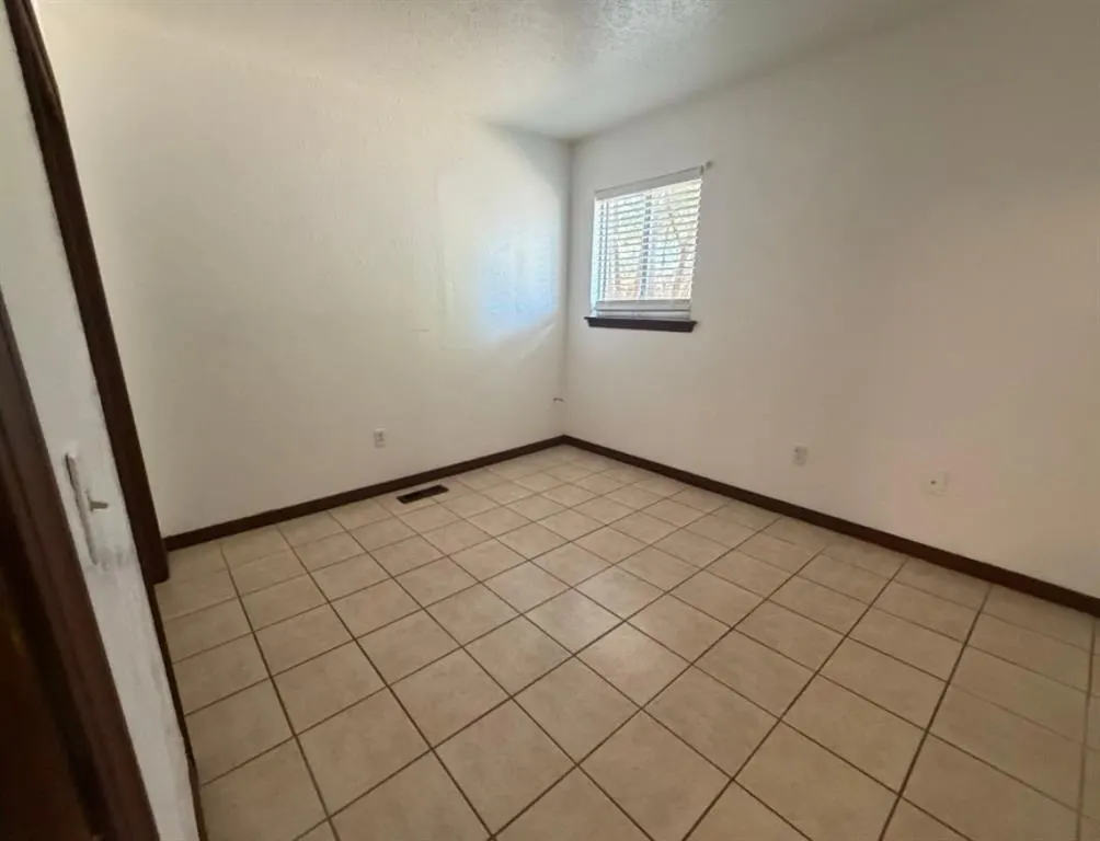 Photo 10 — 527 Montana Street, Jones, OK 73049