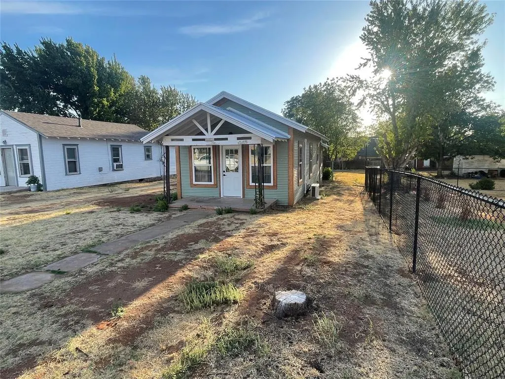 Front exterior — 311 S 11th Street, Clinton, OK 73601