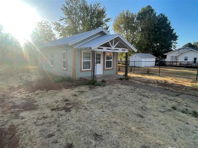 Photo 2 — 311 S 11th Street, Clinton, OK 73601