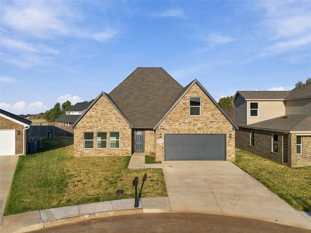 Photo 2 — 800 Chateau Court, Kingfisher, OK 73750