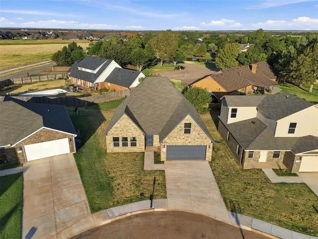 Photo 3 — 800 Chateau Court, Kingfisher, OK 73750