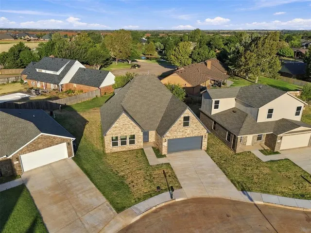 Photo 4 — 800 Chateau Court, Kingfisher, OK 73750
