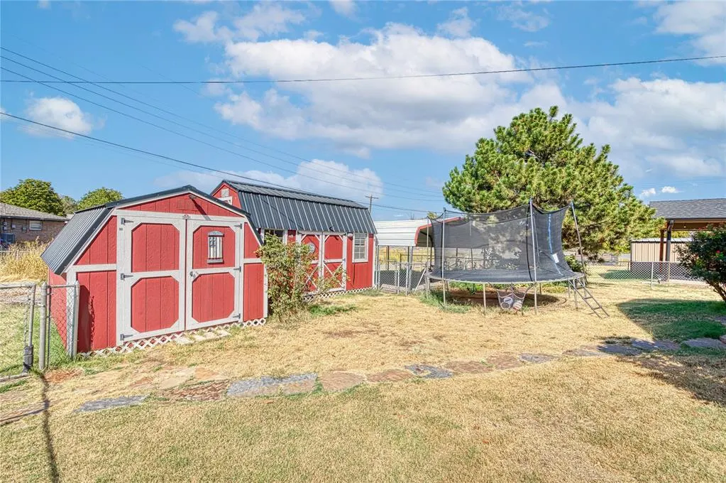 Photo 4 — 613 W 10th Street, Cordell, OK 73632