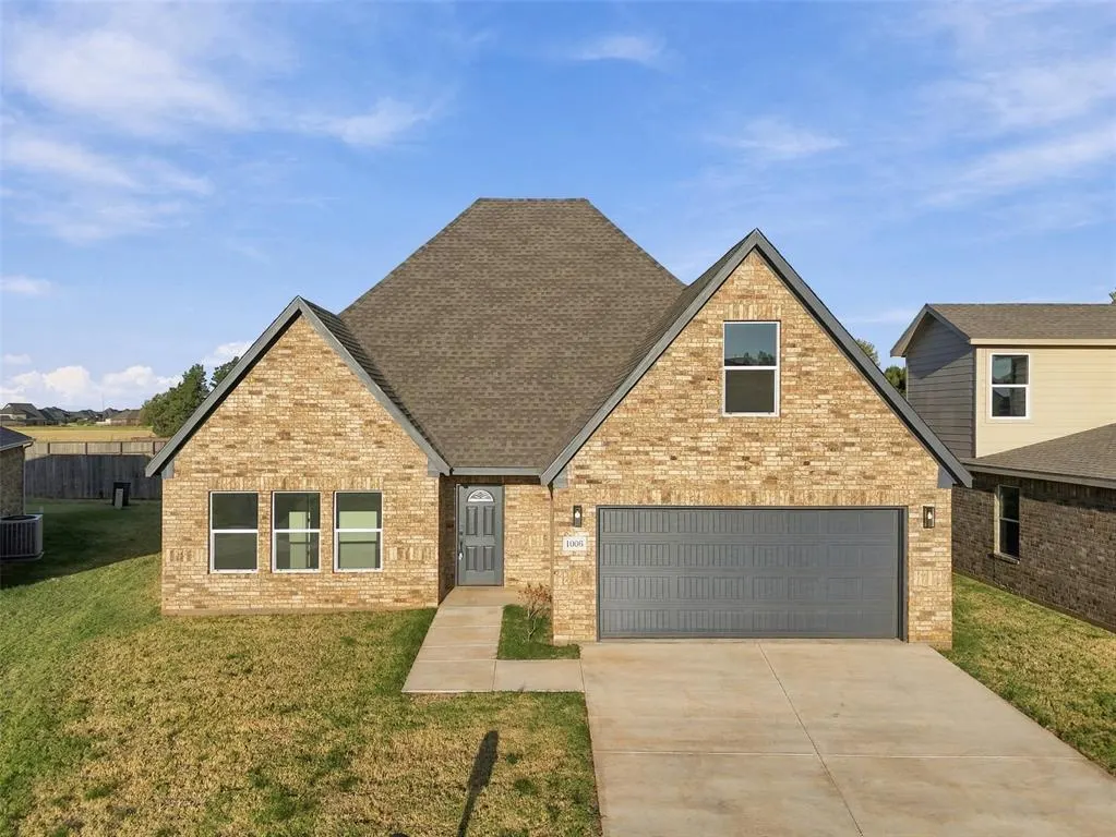 Front exterior — 801 Chateau Court, Kingfisher, OK 73750