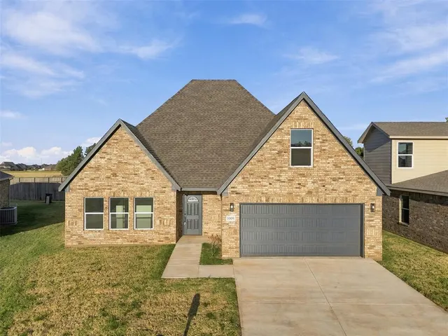 Front exterior — 801 Chateau Court, Kingfisher, OK 73750