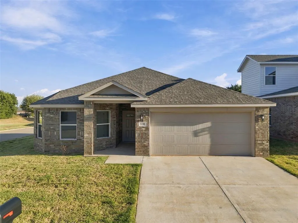 Front exterior — 807 Chateau Court, Kingfisher, OK 73750