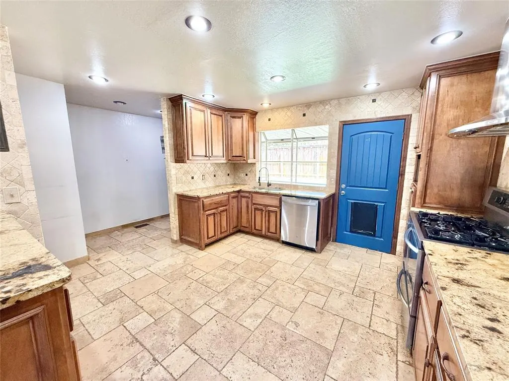 Photo 3 — 3000 Robin Road, Midwest City, OK 73110