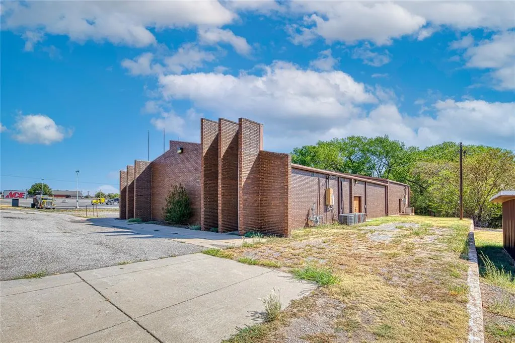 Photo 4 — 1307 N Glenn English Street, Cordell, OK 73632