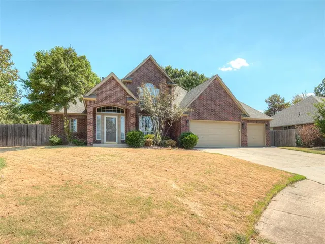 Photo 2 — 204 Ainsley Court, Edmond, OK 73034