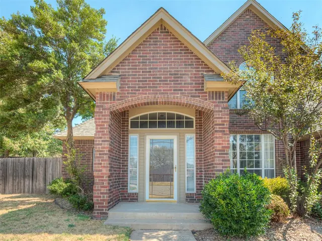 Photo 3 — 204 Ainsley Court, Edmond, OK 73034