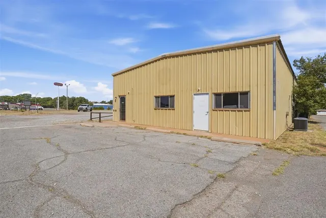 Photo 6 — 101 E 20th Street, Elk City, OK 73644
