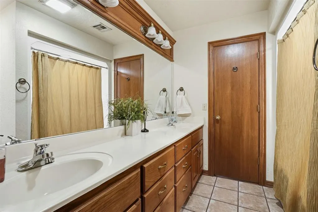 Photo 16 — 2309 N Sunset Drive, Clinton, OK 73601