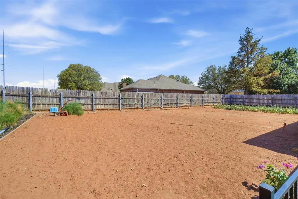 Photo 33 — 2309 N Sunset Drive, Clinton, OK 73601