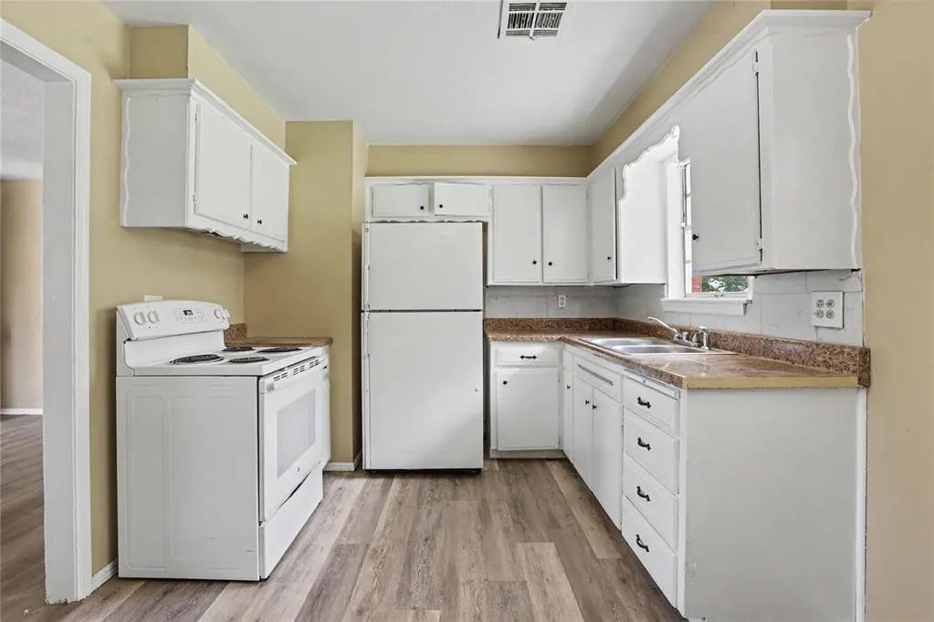 Photo 4 — 644 W Main Street, Moore, OK 73160