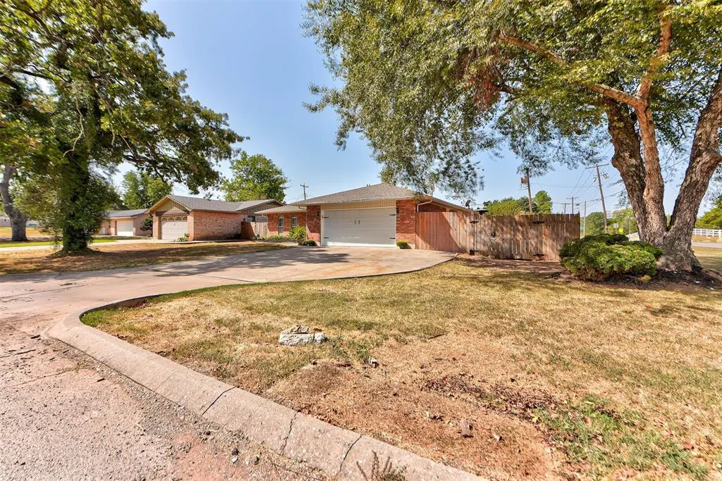Photo 2 — 1073 Harrison Street, Harrah, OK 73045