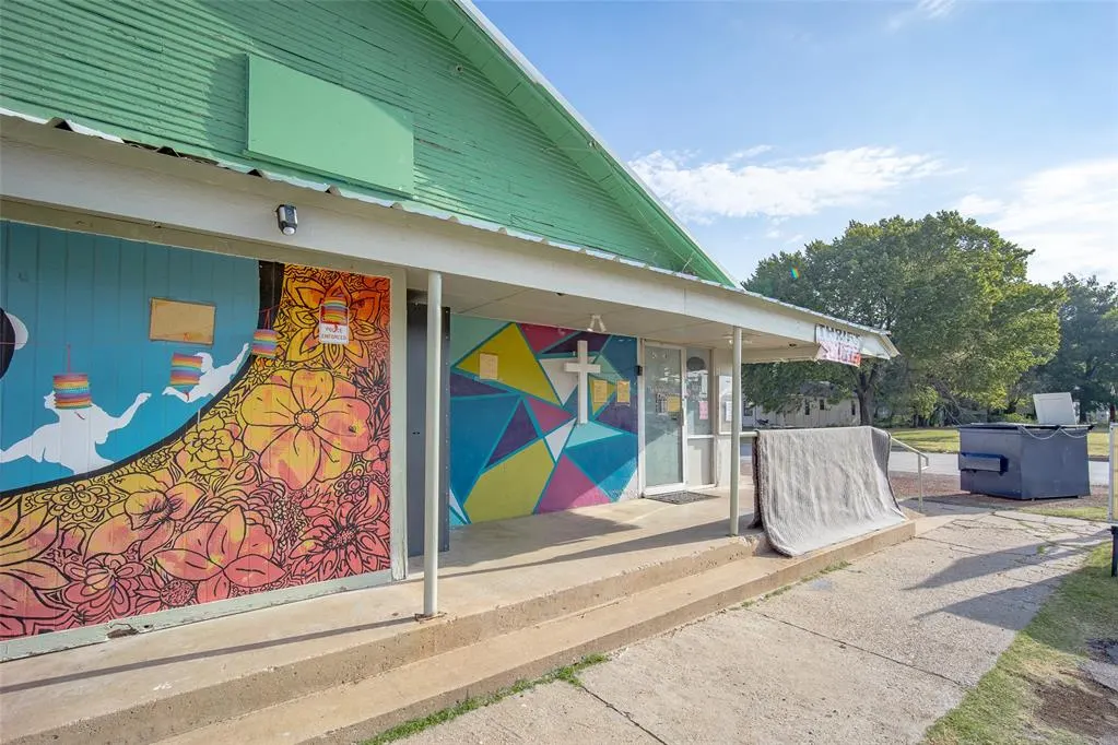 Photo 2 — 428 S 3rd Street, Chickasha, OK 73018