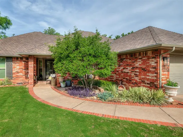 Photo 4 — 1725 Still Water Lane, Edmond, OK 73013