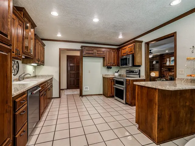 Photo 6 — 1725 Still Water Lane, Edmond, OK 73013