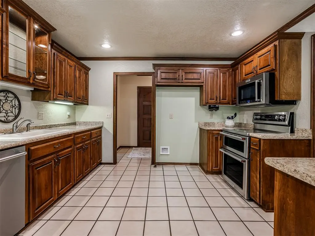 Photo 7 — 1725 Still Water Lane, Edmond, OK 73013