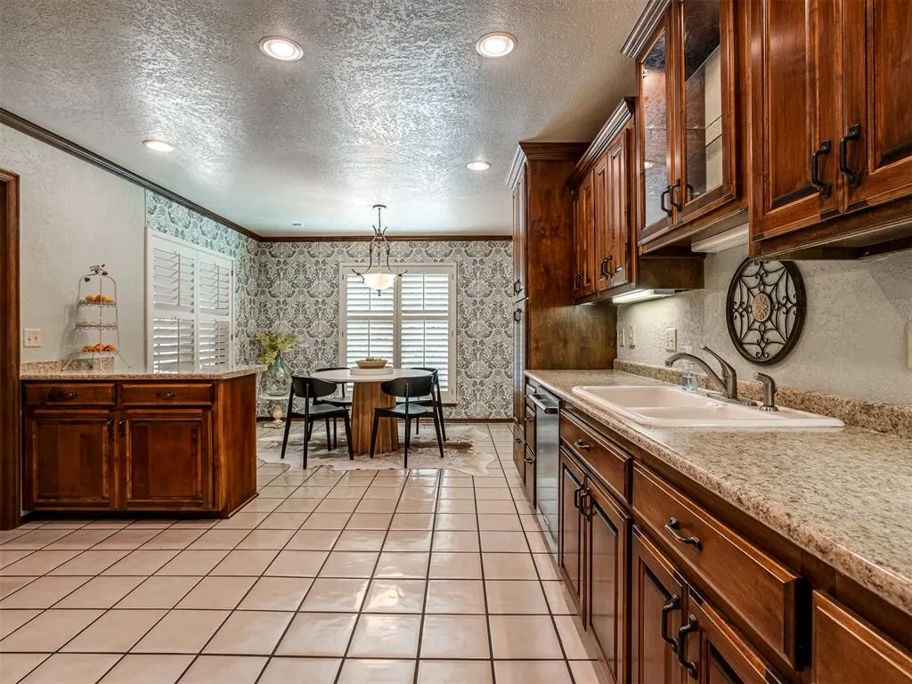 Photo 9 — 1725 Still Water Lane, Edmond, OK 73013