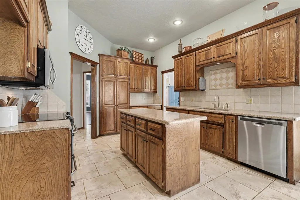 Photo 3 — 501 Copperfield Drive, Edmond, OK 73003
