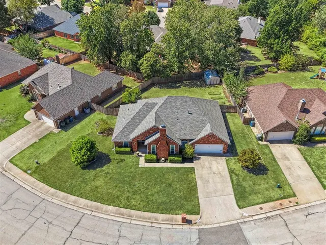 Photo 6 — 501 Copperfield Drive, Edmond, OK 73003