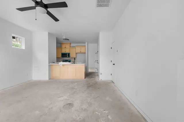 Photo 4 — 820 W 2nd Street, Edmond, OK 73003