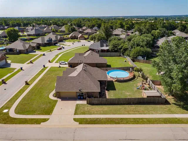 Photo 3 — 501 Cheltenham Trail, Blanchard, OK 73010