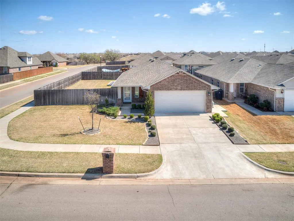 Photo 2 — 19628 Brookville Drive, Edmond, OK 73012