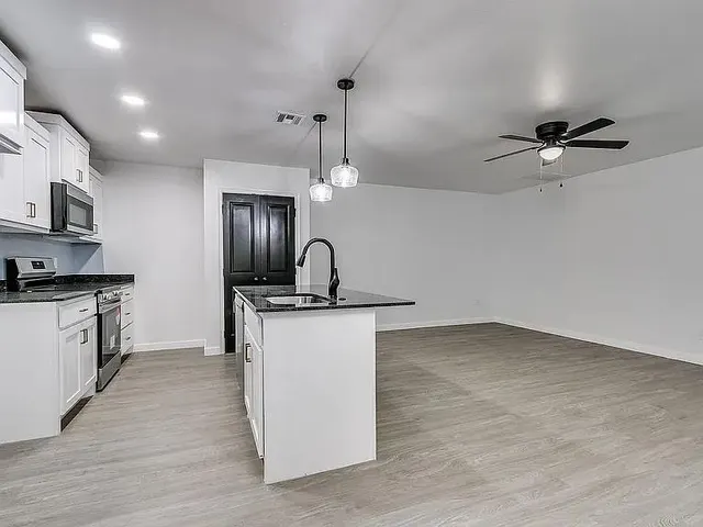 Photo 2 — 2203 SW SW 102nd Pl Place, Oklahoma City, OK 73159