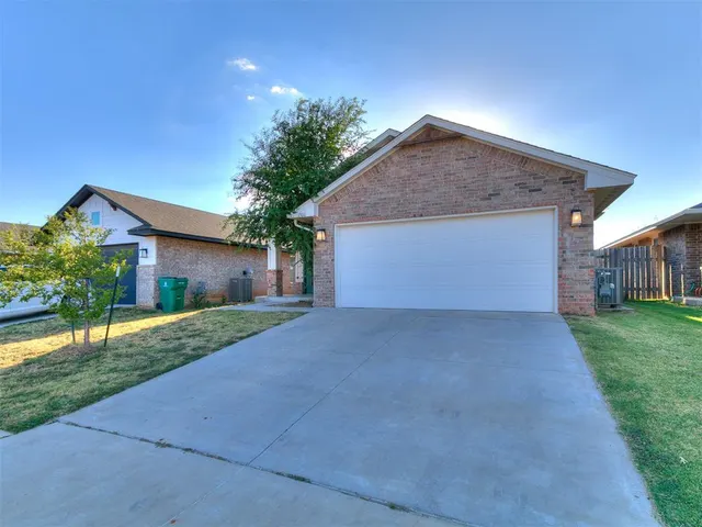 Photo 3 — 1301 Harvest Trail, Yukon, OK 73099