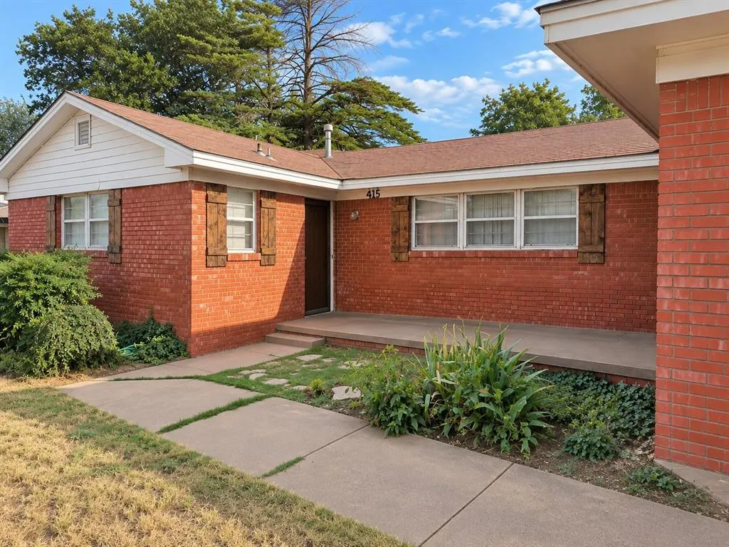 Photo 2 — 415 E Chestnut Road, Hollis, OK 73550