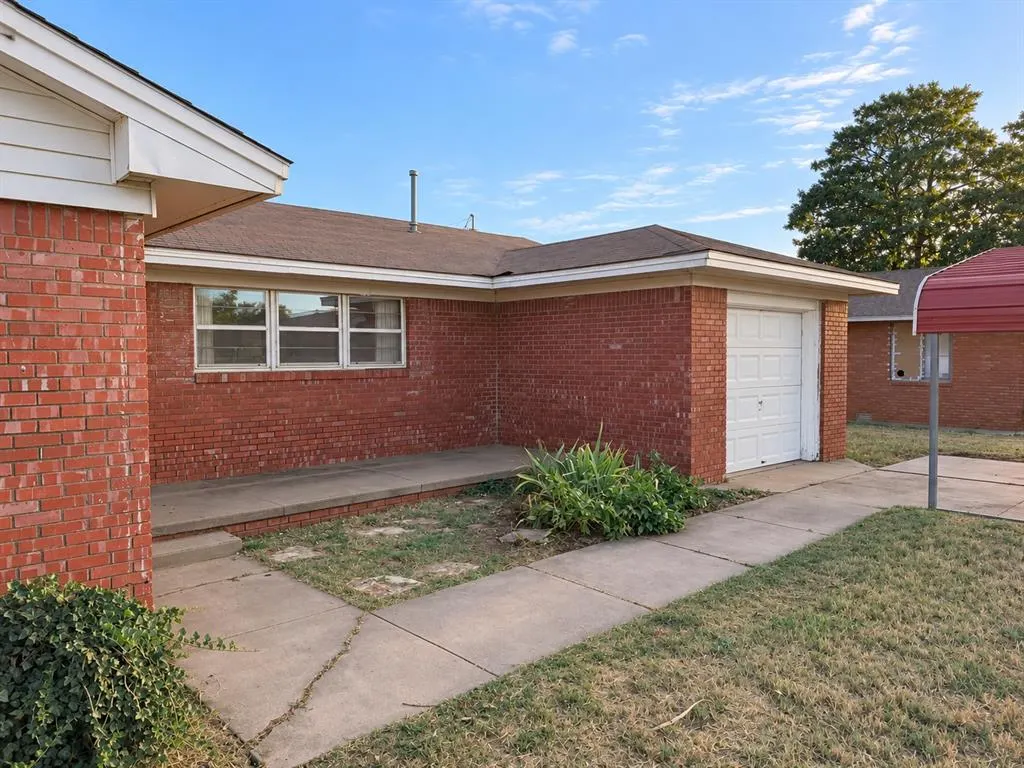 Photo 3 — 415 E Chestnut Road, Hollis, OK 73550