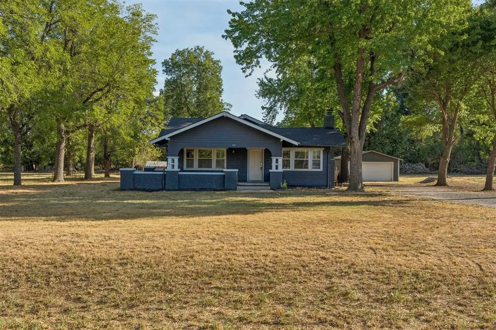 Front exterior — 401 E Van Buren Street, Crescent, OK 73028