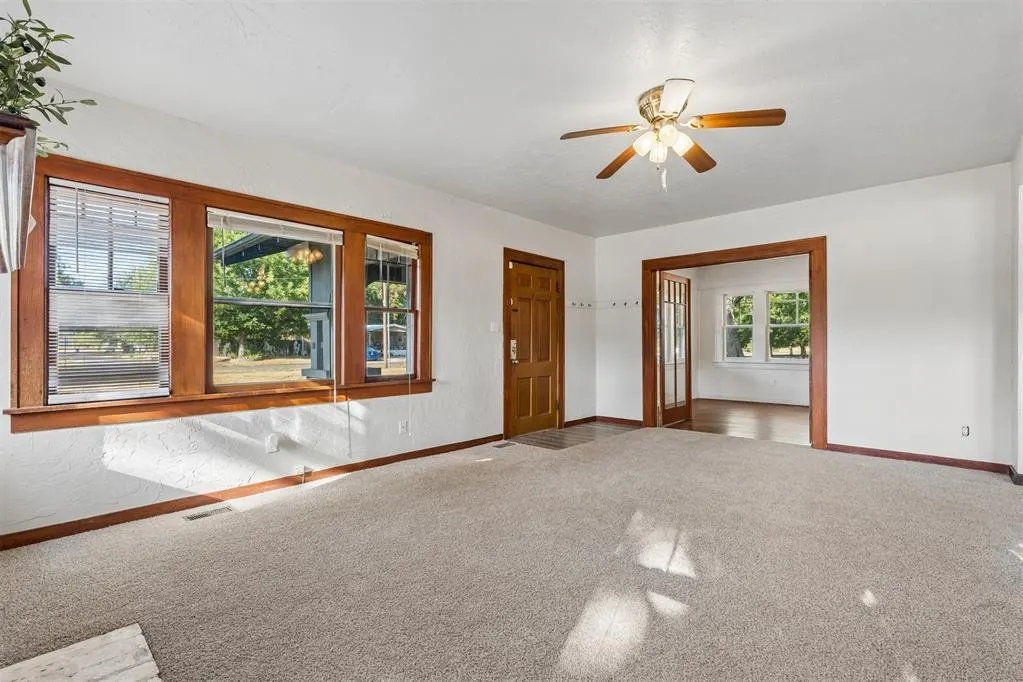 Photo 9 — 401 E Van Buren Street, Crescent, OK 73028