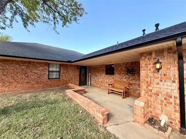 Photo 3 — 2706 Timber Court, Chickasha, OK 73018