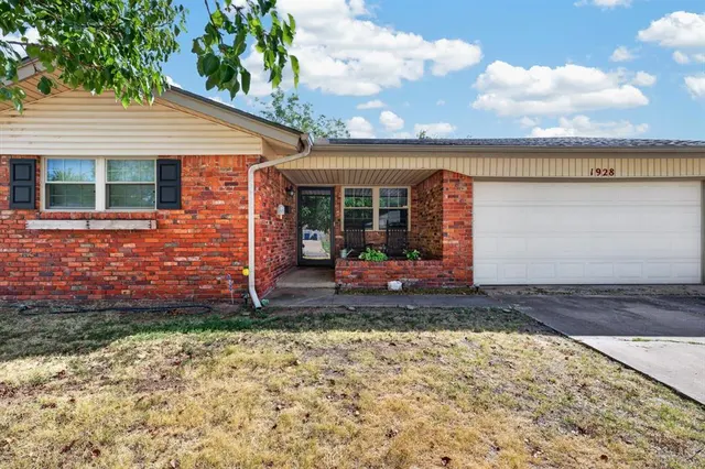 Photo 2 — 1928 Lanesboro Drive, Oklahoma City, OK 73120