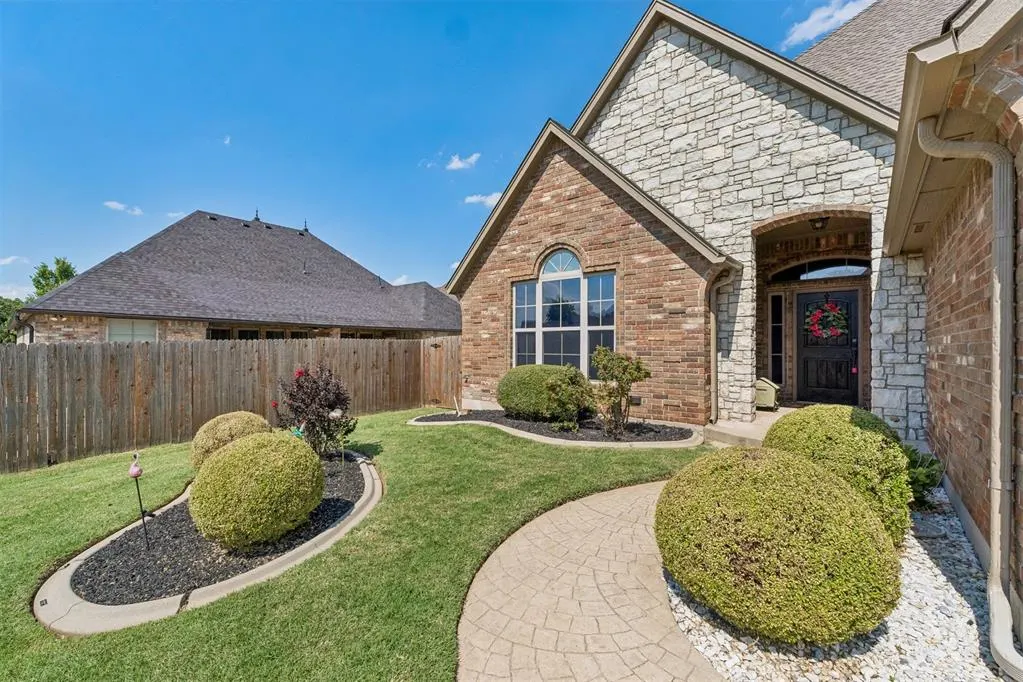 Photo 2 — 11812 Cherry Point Lane, Yukon, OK 73099