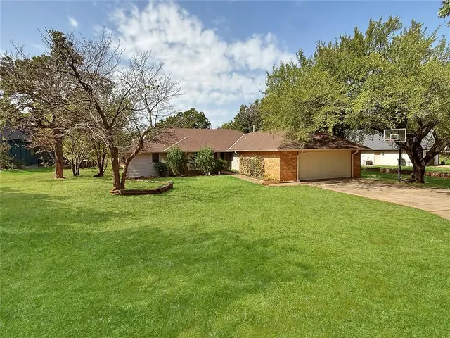 Photo 2 — 8225 Pleasant Oaks Drive, Edmond, OK 73034