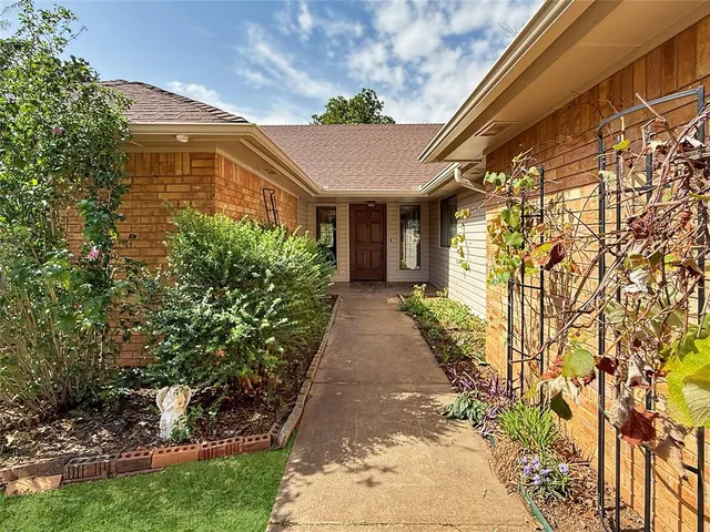 Photo 3 — 8225 Pleasant Oaks Drive, Edmond, OK 73034