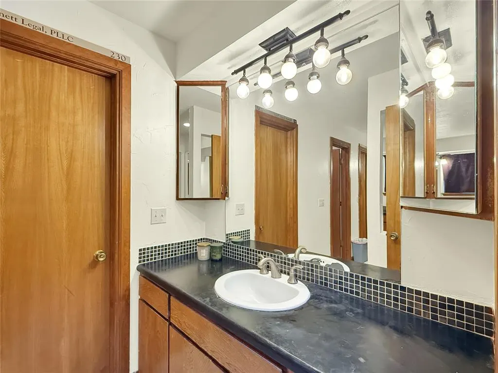 Photo 15 — 8225 Pleasant Oaks Drive, Edmond, OK 73034