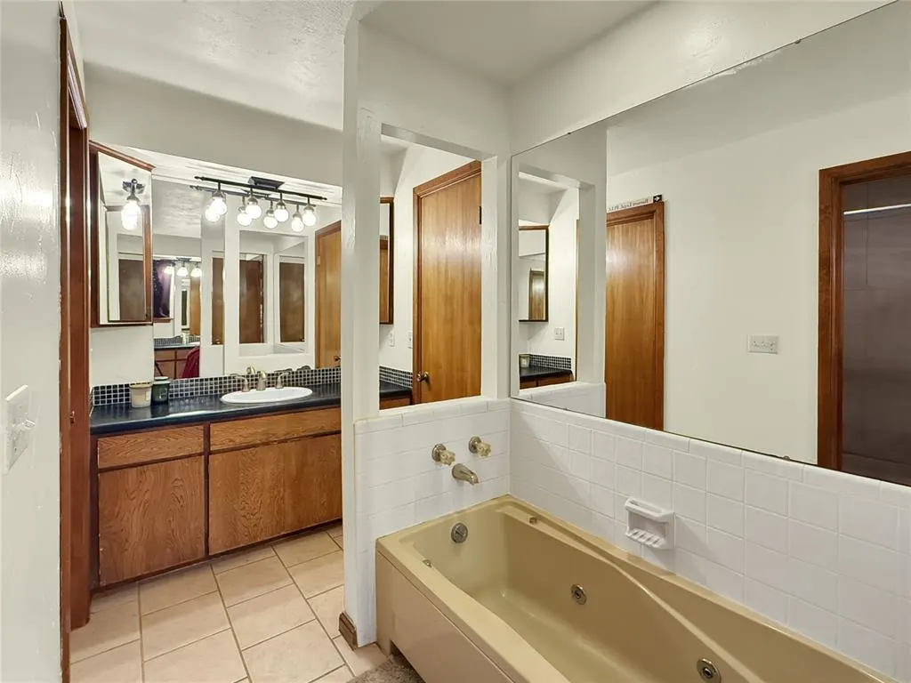 Photo 17 — 8225 Pleasant Oaks Drive, Edmond, OK 73034