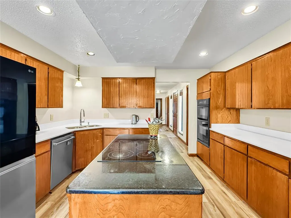 Photo 10 — 8225 Pleasant Oaks Drive, Edmond, OK 73034