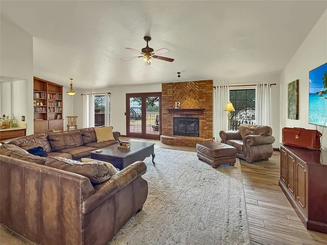 Photo 4 — 8225 Pleasant Oaks Drive, Edmond, OK 73034