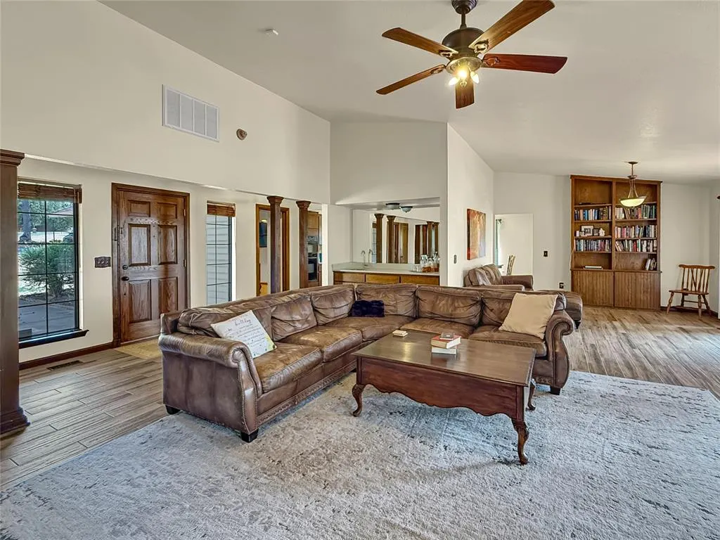 Photo 5 — 8225 Pleasant Oaks Drive, Edmond, OK 73034