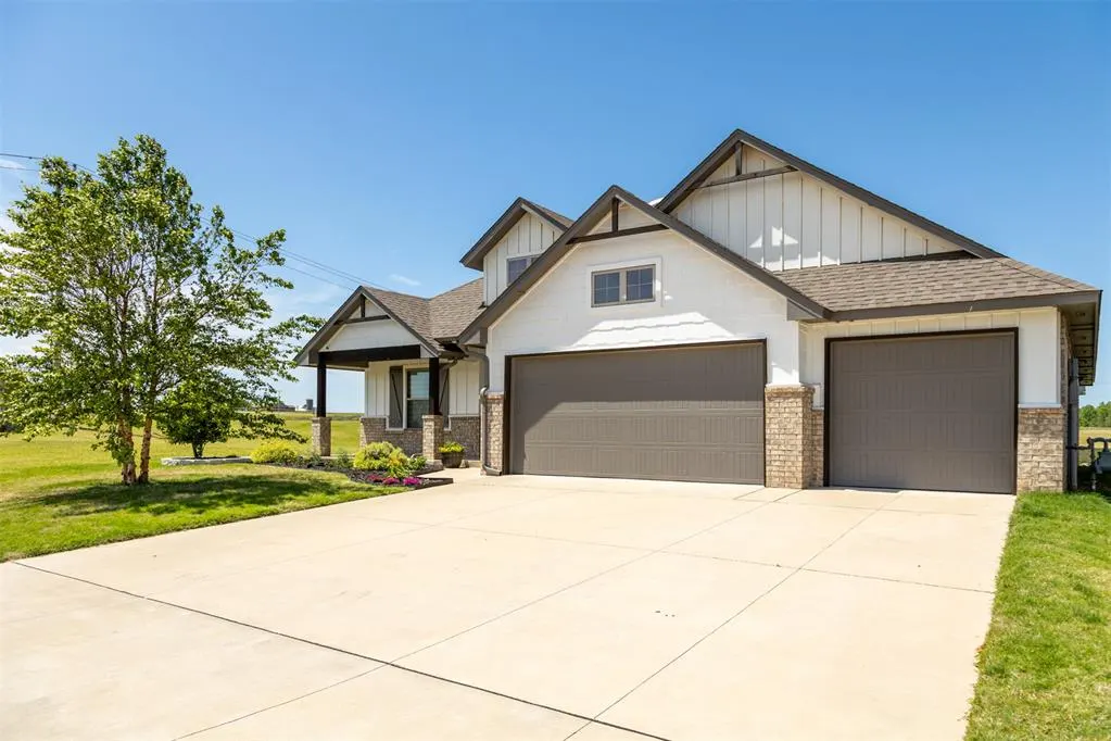 Front exterior — 704 Side Track Road, Yukon, OK 73099