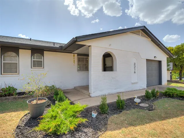 Photo 2 — 3216 E Noble Drive, Edmond, OK 73034